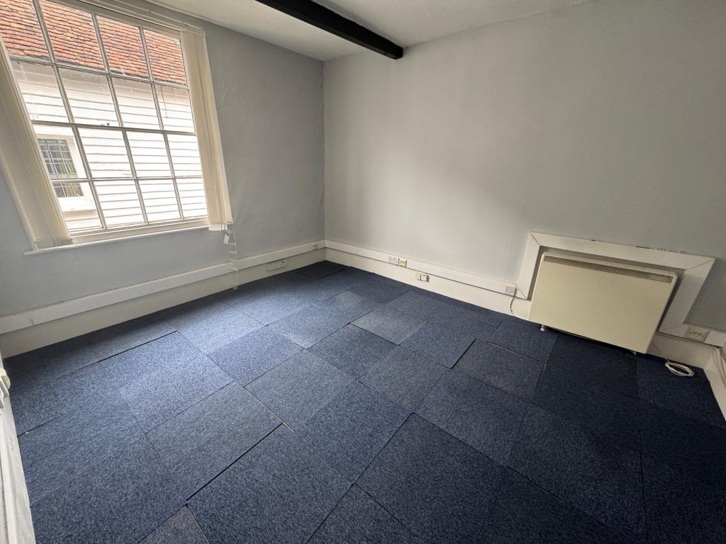 Lot: 98 - PERIOD TOWN CENTRE COMMERCIAL PREMISES - Vacant first floor office - rear